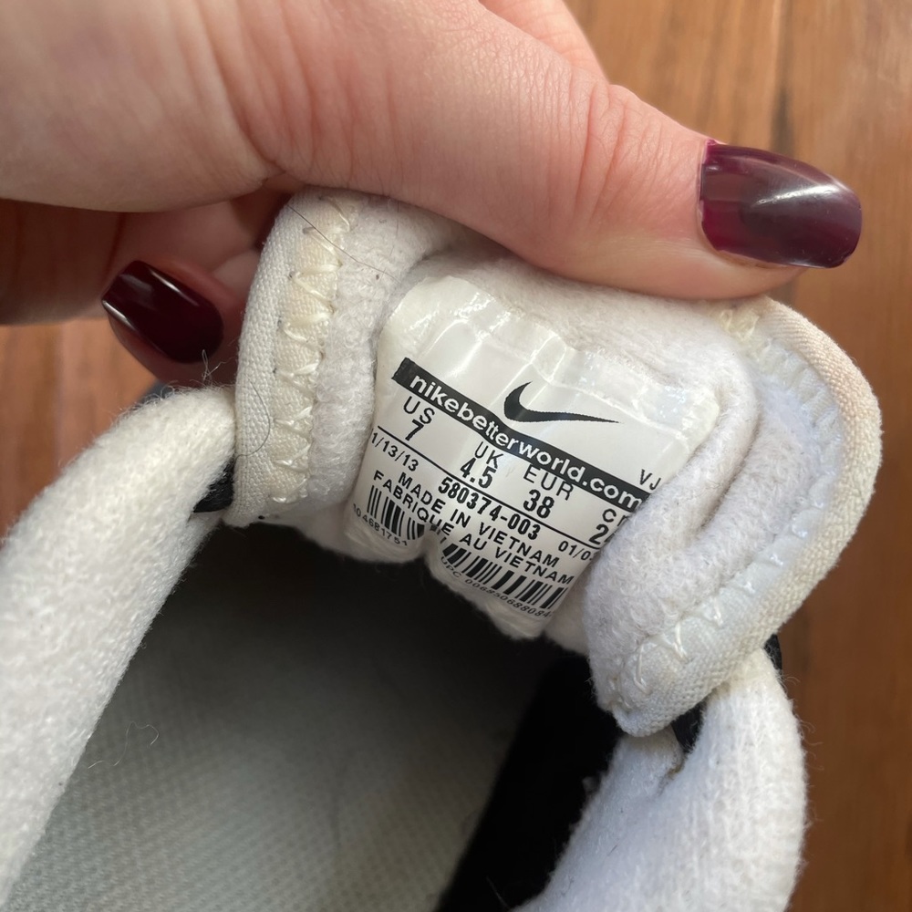 Black and White Nike Running Shoes - Picture 5 of 6